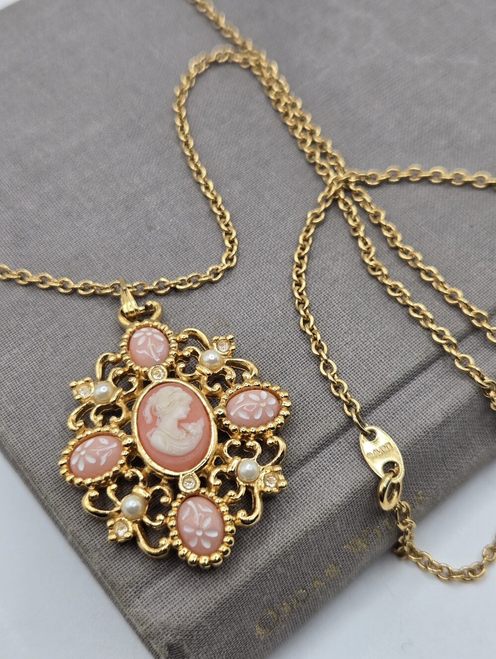 Avon Victorian Revival Gold-tone Cameo Necklace Pink Whimsigoth Dainty Cutesy